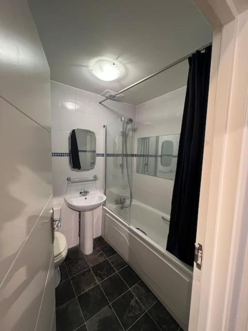 Lovely 1 Bedroom Apartment In West Kensington Londra Esterno foto